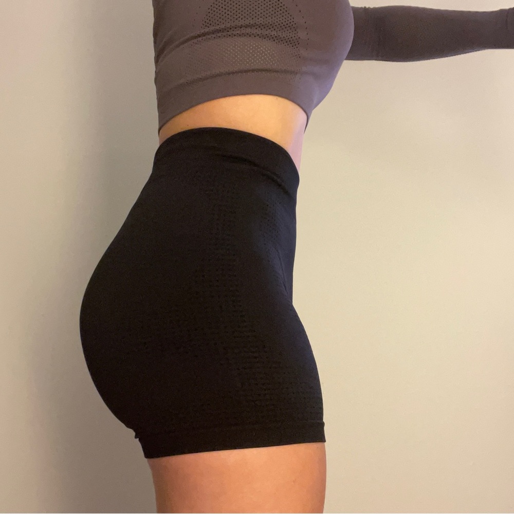 Waist Slimming Butt Lifting Workout Shorts in coal black Large